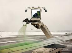An aircraft wing being de-iced to avoid jeopardising air safety.
(Photo: istockphoto)
